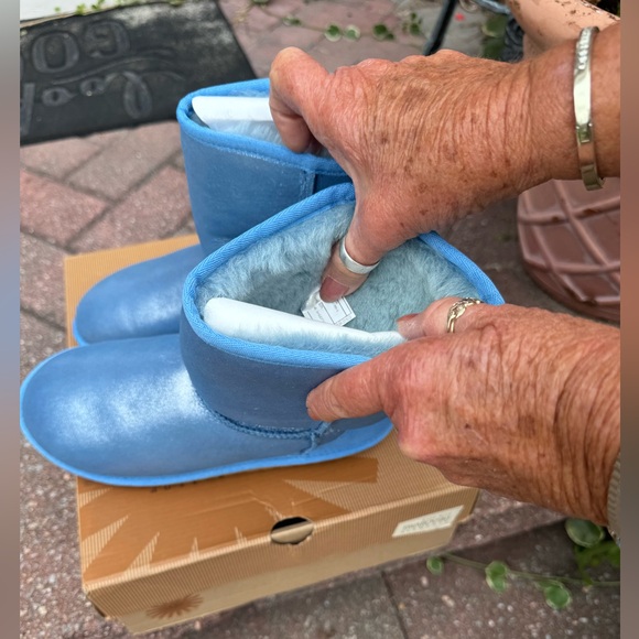 Metallic blue UGG boots - Picture 3 of 3